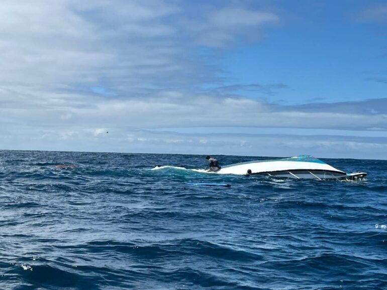 Rescate de 30 Personas tras Naufragio en Manta, Ecuador