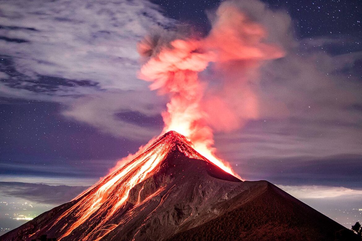 Volcanes de Fuego, Pacaya y Santiaguito en Guatemala: Actividad Vulcanológica y Medidas de Seguridad