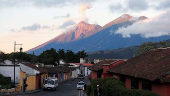Volcanes de Fuego, Pacaya y Santiaguito en Guatemala: Actividad Vulcanológica y Medidas de Seguridad