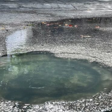 Problemas con el drenaje en Cancún: Coladeras rebozan aguas negras en Porto Bello