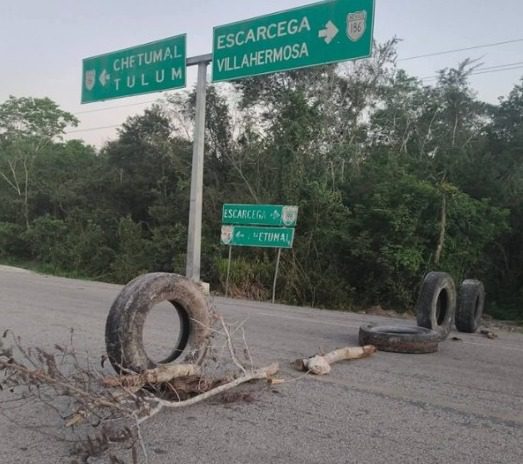Bloqueo en la Carretera Chetumal-Escarcega: Comunidades Mayas Exigen Restablecimiento del Servicio Eléctrico en Quintana Roo